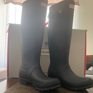 Raining boots -hunters